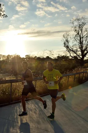 Coureurs au lever du soleil