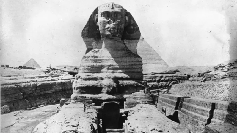 Le grand sphinx dégagé du sable : photographie de presse / Agence Meurisse © Gallica, Bibliothèque nationale de France
